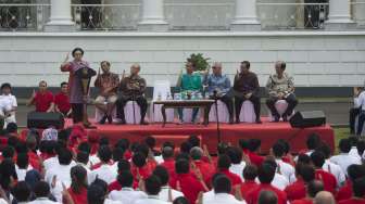 Presiden Joko Widodo bersama Anggota Dewan Pengarah Unit Kerja Presiden Pembinaan Ideologi Pancasila ( UKP-PIP) Syafii Maarif, Ketua Dewan Pengarah UKP-PIP Megawati Soekarnoputri, Anggota Dewan Pengarah UKP-PIP lainnya Mahfudz MD, Try Sutrisno, Wisnu Bawa Tenaya, Sudhamek dan Kepala UPK-PIP Yudi Latief, menghadiri acara program pendidikan penguatan Pancasila di Istana Bogor, Jawa Barat, Sabtu (12/8).