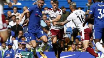 Cahill Kartu Merah, Chelsea Dibantai di Babak Pertama