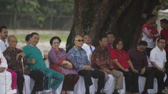 Presiden Joko Widodo bersama Anggota Dewan Pengarah Unit Kerja Presiden Pembinaan Ideologi Pancasila ( UKP-PIP) Syafii Maarif, Ketua Dewan Pengarah UKP-PIP Megawati Soekarnoputri, Anggota Dewan Pengarah UKP-PIP lainnya Mahfudz MD, Try Sutrisno, Wisnu Bawa Tenaya, Sudhamek dan Kepala UPK-PIP Yudi Latief, menghadiri acara program pendidikan penguatan Pancasila di Istana Bogor, Jawa Barat, Sabtu (12/8).