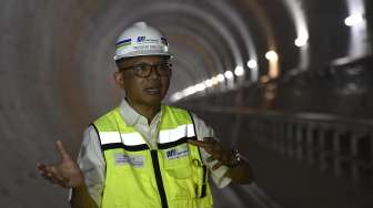 Pemasangan bantalan rel di Depo MRT Lebak Bulus, Jakarta, Senin (14/8).