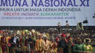 Presiden Joko Widodo bersama Ibu Negara Iriana Joko Widodo acara Raimuna Nasional XI yang bertepatan dengan peringatan ulang tahun Pramuka ke-56 di, Bumi Perkemahan Cibubur, Jakarta, Senin (14/8).