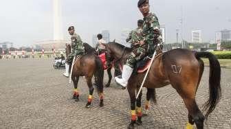 Latihan upacara pengibaran bendera perayaan HUT ke-72 Kemerdekaan Republik Indonesia di Monas, Jakarta, Minggu (13/8).