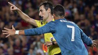 Cristiano Ronaldo diusir wasit keluar lapangan setelah menerima kartu kuning kedua [AFP]