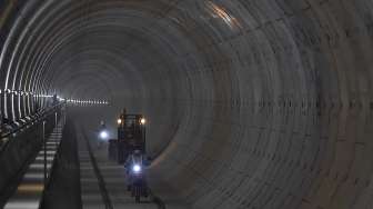 Pemasangan bantalan rel di Depo MRT Lebak Bulus, Jakarta, Senin (14/8).