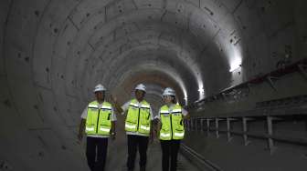 Pemasangan bantalan rel di Depo MRT Lebak Bulus, Jakarta, Senin (14/8).