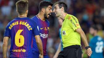 Pemain Barcelona Luis Suarez memprotes keras keputusan wasit [AFP]