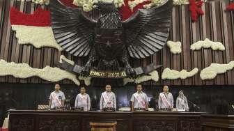 Sejumlah pegawai melakukan gladi kotor persiapan pidato presiden di Kompleks Parlemen, Senayan, Jakarta, Senin (14/8).