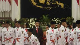 Upacara pengukuhan pasukan pengibar bendera pusaka (Paskibraka) 2017 di Istana Negara, Jakarta, Selasa (15/8)