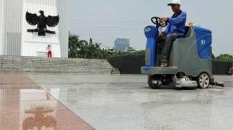 Petugas membersihkan Taman Makam Pahlawan Kalibata, Jakarta, Selasa (15/8).