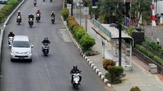 Sejumlah kendaraan melintas di Jalan HR Rasuna Said, Jakarta, Selasa (15/8).