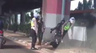 Kesal Ditilang Polisi, Lelaki Ini Hancurkan Motornya Sendiri