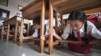 Simulasi gempa bumi dan tsunami di SDN 2 Tanjung Benoa, Badung, Bali, Selasa (15/8).