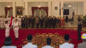 Upacara pengukuhan pasukan pengibar bendera pusaka (Paskibraka) 2017 di Istana Negara, Jakarta, Selasa (15/8)