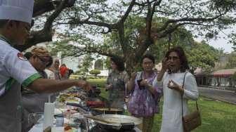 Presiden Joko Widodo dan Ibu Negara Iriana Joko Widodo melihat dan mencicipi berbagai masakan ikan yang dimasak para finalis dan pemenang Lomba Masak Ikan Nusantara 2017 di halaman tengah kompleks Istana Kepresidenan, Jakarta, Selasa (15/8).