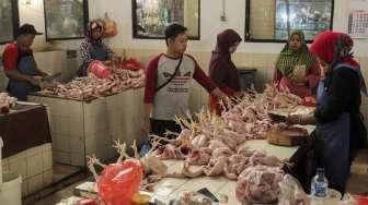 Pedagang ayam potong di Pasar Jambul, Jakarta, Selasa (15/8).