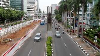 Kendaraan melintas di dekat tiang monorel di Jalan HR Rasuna Said, Kuningan, Jakarta, Rabu (16/8).