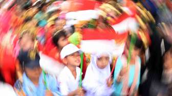 Sejumlah siswa SD Negeri Minasaupa Makassar mengikuti karnaval di Makassar, Sulawesi Selatan, Rabu (16/8).