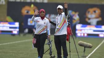 Atlet panahan putri Indonesia Sri Ranti di final nomor compound putri SEA Games XXIX di Synthetic Turf Fild, kawasan Stadion Bukit Jalil, Kuala Lumpur, Malaysia, Rabu (16/8).