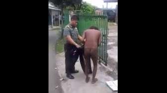 Bantu Orang Susah di Tepi Jalan, Tentara Ini Didoakan Hidup Mulia