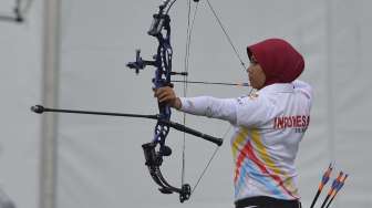 Atlet panahan putri Indonesia Sri Ranti di final nomor compound putri SEA Games XXIX di Synthetic Turf Fild, kawasan Stadion Bukit Jalil, Kuala Lumpur, Malaysia, Rabu (16/8).