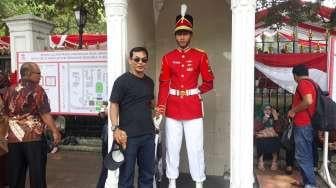 Warga Antre Foto Bersama Paspampres Pos Utama Istana Merdeka