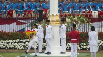 Upacara penurunan bendera dalam rangka HUT ke-72 RI, di Istana Merdeka, Jakarta, Kamis (17/8).