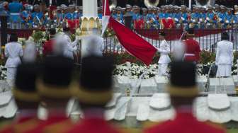 Upacara peringatan detik-detik proklamasi kemerdekaan RI dengan mengenakan busana adat di Istana Negara, Jakarta, Kamis (17/8).