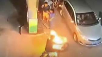 Detik-detik Pegawai SPBU Perempuan Padamkan Motor Terbakar