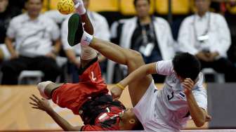 Sepak takraw putra Indonesia vs Thailand di SEA Games XXIX Kuala Lumpur di Stadion Indoor Titiwangsa, Kuala Lumpur, Malaysia, Jumat (18/8).