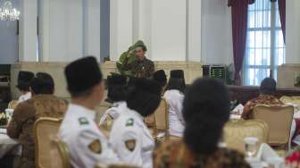 Presiden Joko Widodo mengadakan silaturahmi dengan teladan nasional dan anggota Pasukan Pengibar Bendera Pusaka (Paskibraka) 2017 di Istana Negara, Jakarta, Jumat (18/8).