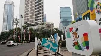 Layar digital hitung mundur pelaksanaan Asian Games 2018 di Kawasan Bundaran Hotel Indonesia, Jakarta, Jumat (12/8).