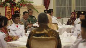 Presiden Joko Widodo mengadakan silaturahmi dengan teladan nasional dan anggota Pasukan Pengibar Bendera Pusaka (Paskibraka) 2017 di Istana Negara, Jakarta, Jumat (18/8).