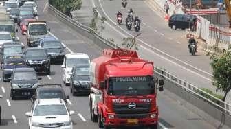 Sejumlah kendaraan melintas di Jalan Tol Lingkar Dalam Jakarta, Cawang, Jakarta, Sabtu (19/8).