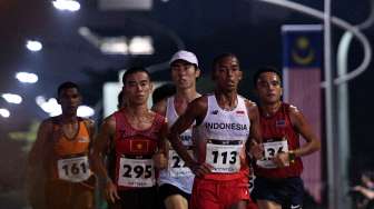 Pelari Indonesia Agus Prayogo dalam nomor maraton SEA Games XXIX Kuala Lumpur di Putrajaya, Malaysia, Sabtu (19/8).