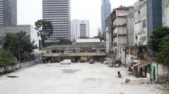 Warga melintas di bekas Pasar Blora, di kawasan Dukuh Atas, Jakarta, Sabtu (19/8).