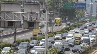 Sejumlah kendaraan melintas di Jalan Tol Lingkar Dalam Jakarta, Cawang, Jakarta, Sabtu (19/8).