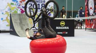 Master sepeda trials dunia, Danny MacAskill, beratraksi saat pertunjukan Drop and Roll Tour pada ajang Asian Games-International Sports, Fitness & Health Expo (GOIFEX) 2017, di Jakarta Convention Center, Jakarta, Sabtu (19/8).