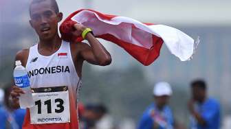 Pelari Indonesia Agus Prayogo dalam nomor maraton SEA Games XXIX Kuala Lumpur di Putrajaya, Malaysia, Sabtu (19/8).