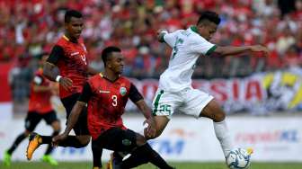 Pemain Timnas Indonesia U-22 Osvaldo Ardiles Haay (kanan) menggiring bola melewati dua pemain Timnas Timor Leste U-22 Filipe Oliveira (kiri) dan Adelino Trindade (tengah) dalam penyisihan grup B SEA Games [Antara]