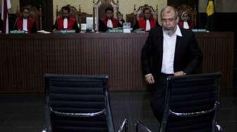 Terdakwa kasus dugaan suap 'judicial review' di Mahkamah Konstitusi (MK), Patrialis Akbar, ketika bersiap menjalani sidang lanjutan dengan agenda pleidoi di Pengadilan Tipikor, Jakarta, Senin (21/8/2017). [Suara.com/Oke Atmaja]