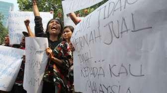 Sejumlah massa atas nama Laskar Merah Putih menggelar aksi di depan Kedubes Malaysia terkait simbol negara Indonesia yaitu bendera Merah Putih yang dicetak terbalik oleh Panitia SEA Games 2017, di Jakarta, Senin (21/8/2017). [Suara.com/Oke Atmaja]