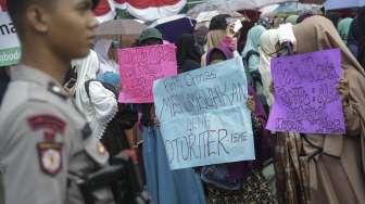 Aksi unjuk rasa massa dari Aliansi Ormas dan Umat Islam Jabodetabek terkait Perppu Ormas di depan gedung DPR RI, Jakarta, Senin (21/8/2017). [Suara.com/Kurniawan Mas'ud]