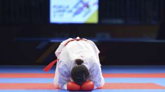 Karateka putri Indonesia Srunita Sari Sukatendel mengalahkan karateka putri Thailand Paweena Raksachart pada final Karate nomor kumite bawah 50 kg di KLCC, Kuala Lumpur Malaysia, Selasa (22/8).