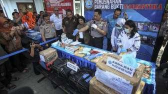 Badan Narkotika Nasional (BNN) menggelar pemusnahan barang bukti narkotika golongan I jenis sabu, daun kath dan pil ekstasi di Jakarta, Selasa (22/8).