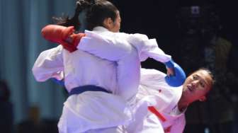 Karateka putri Indonesia Srunita Sari Sukatendel mengalahkan karateka putri Thailand Paweena Raksachart pada final Karate nomor kumite bawah 50 kg di KLCC, Kuala Lumpur Malaysia, Selasa (22/8).