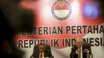 Menteri Perdagangan Enggartiasto Lukita bersama Menteri Pertahanan Ryamizard Ryacudu memberikan keterangan pers mengenai pengadaan peralatan pertahanan keamanan, di Jakarta, Selasa (22/8).