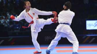 Karateka putri Indonesia Srunita Sari Sukatendel mengalahkan karateka putri Thailand Paweena Raksachart pada final Karate nomor kumite bawah 50 kg di KLCC, Kuala Lumpur Malaysia, Selasa (22/8).