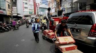 Favorit bagi mereka yang biasa berbelanja dengan bertatap muka. 