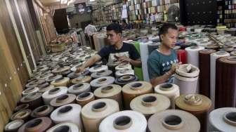 Aktivitas pusat perbelanjaan material bangunan, keramik, dan elektronik di kawasan Pinangsia Glodok, Jakarta, Selasa (22/8).