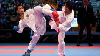 Karateka putra Indonesia Iwan Bidu Sirait kalahkan karateka putra Filipina John Paul Bejar dalam perebutan medali emas karate nomor kumite -55 Kg putra SEA Games XXIX Kuala Lumpur di KLCC, Kuala Lumpur, Malaysia, Rabu (23/8).